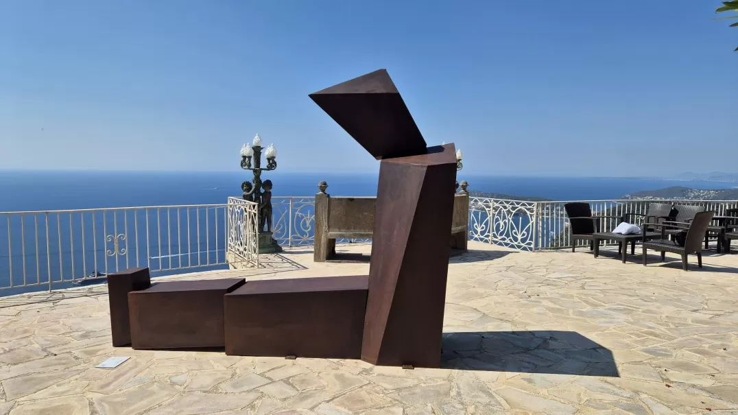 L’artiste David David dévoile sa nouvelle exposition « Transition » : une odyssée sculpturale entre ciel et mer à la Chèvre d'Or d'Èze