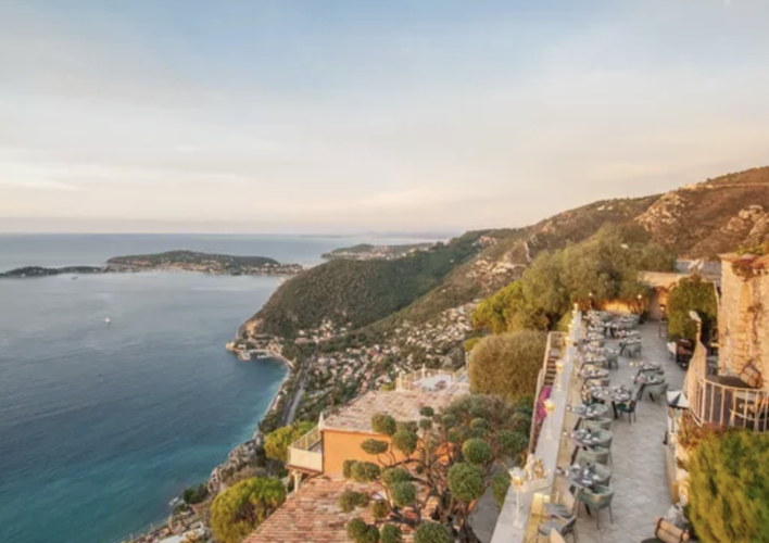 Caché dans un charmant village médiéval, cet établissement de luxe est le repère préféré des stars sur la Côte d’Azur